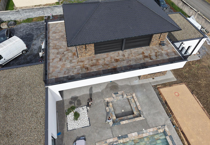 Aménagement extérieur complet dans le 65 avec terrasse, piscine et spa par SARL DSR Construction