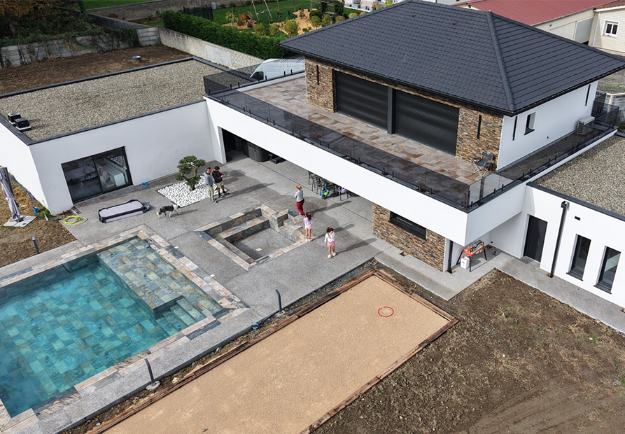 Aménagement extérieur à Tarbes avec piscine, terrasse, spa et terrain de pétanque par SARL DSR Construction