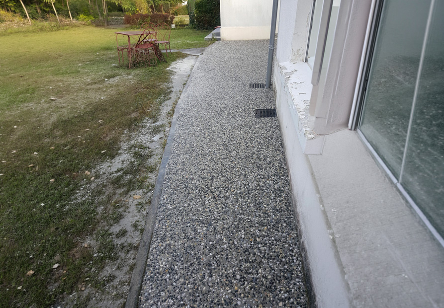 Béton désactivé à Tarbes pour abords de maison par SARL DSR Construction