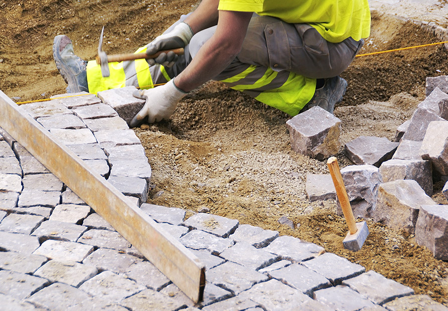 Pose de pavé granit à Pau pour allée extérieure par SARL DSR Construction