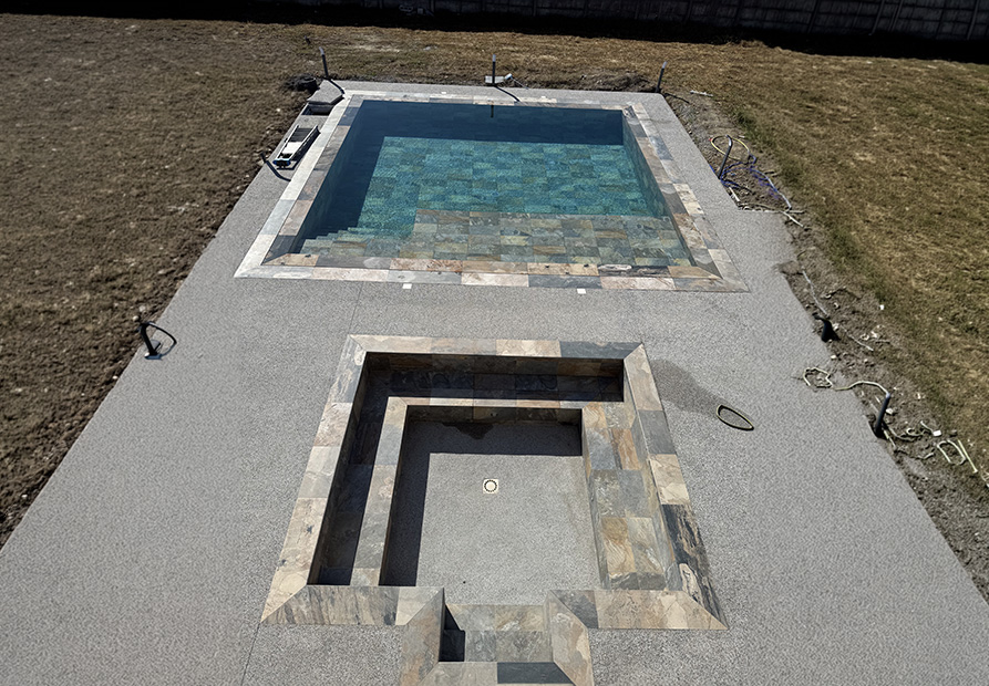Piscine traditionnelle avec spa intégré et finition soignée à Tarbes par SARL DSR Construction