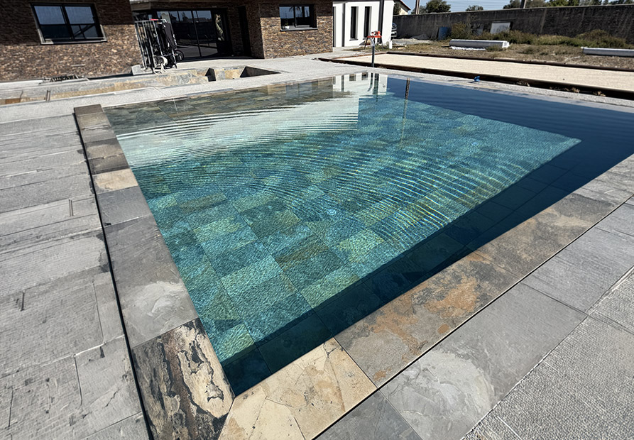 Pose de carrelage pour terrasse de piscine à Tarbes par SARL DSR Construction